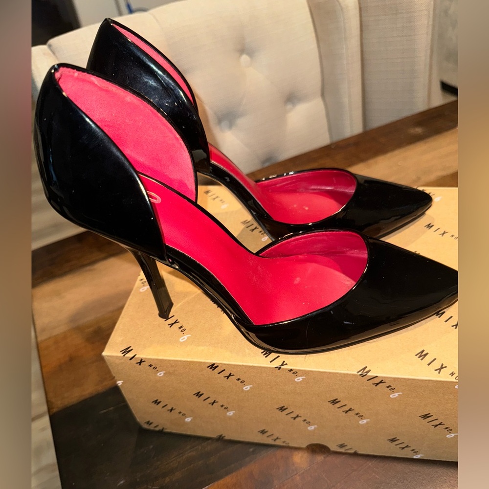 BLACK PATENT LEATHER PUMPS